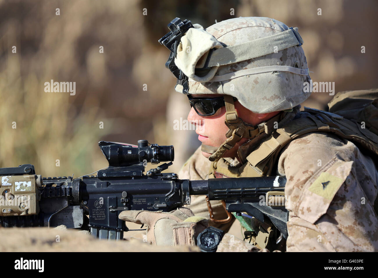 U.S. Marine fournit la sécurité lors d'une patrouille en Afghanistan. Banque D'Images