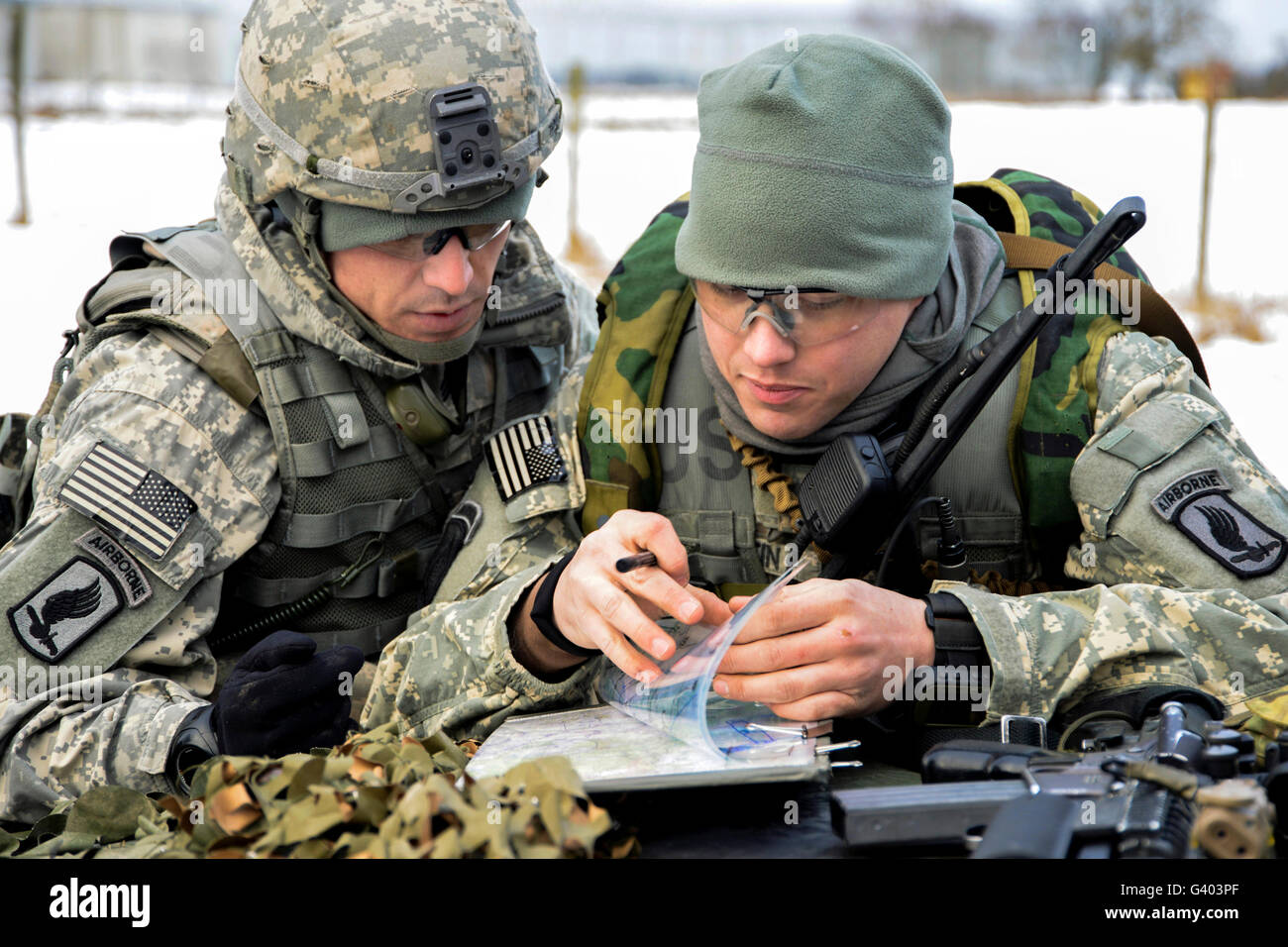 Les parachutistes de l'armée américaine utilisent une carte pour se préparer à un exercice de peloton. Banque D'Images