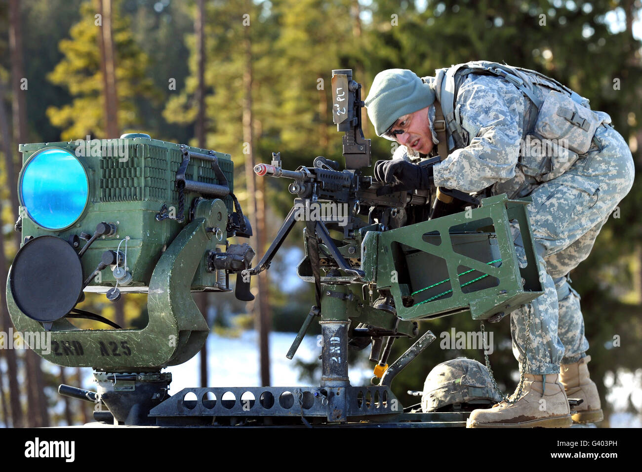 U.S. Army paratrooper efface une mitrailleuse M240. Banque D'Images
