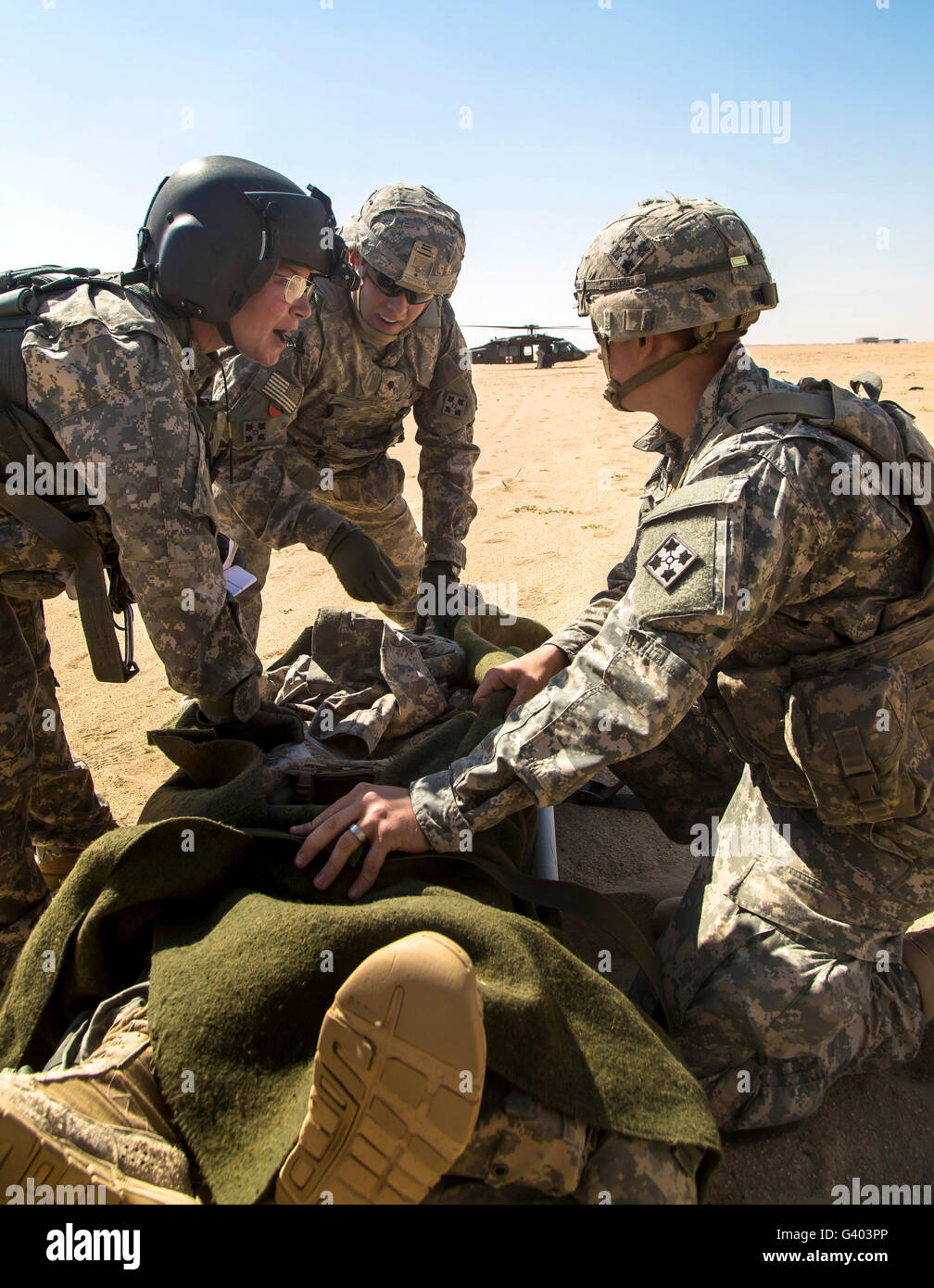 Des soldats se préparent à charger un soldat blessé sur un UH-60 Black Hawk. Banque D'Images