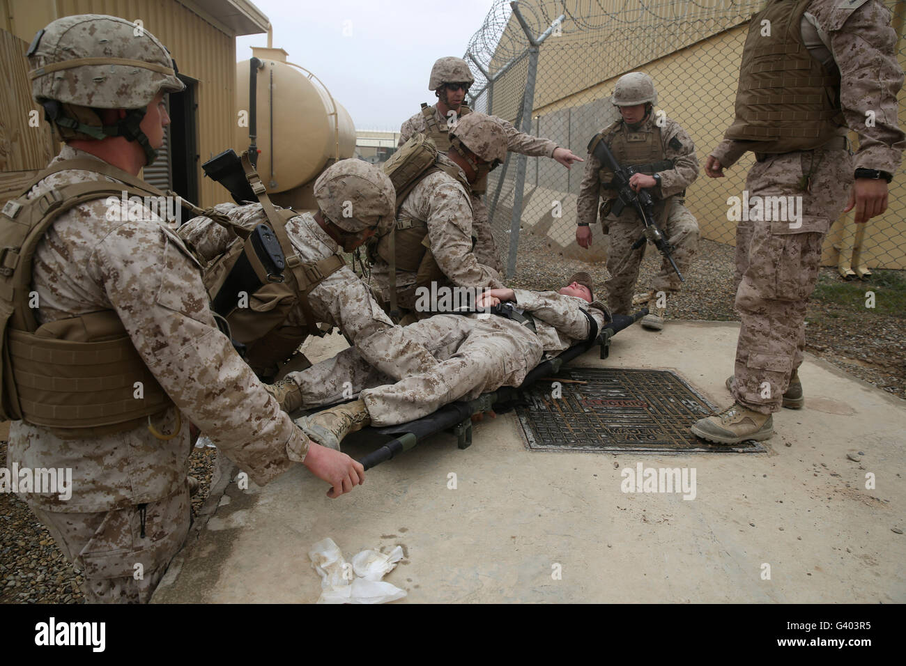 Les Marines américains et la marine corpsmen traiter une victime simulée. Banque D'Images