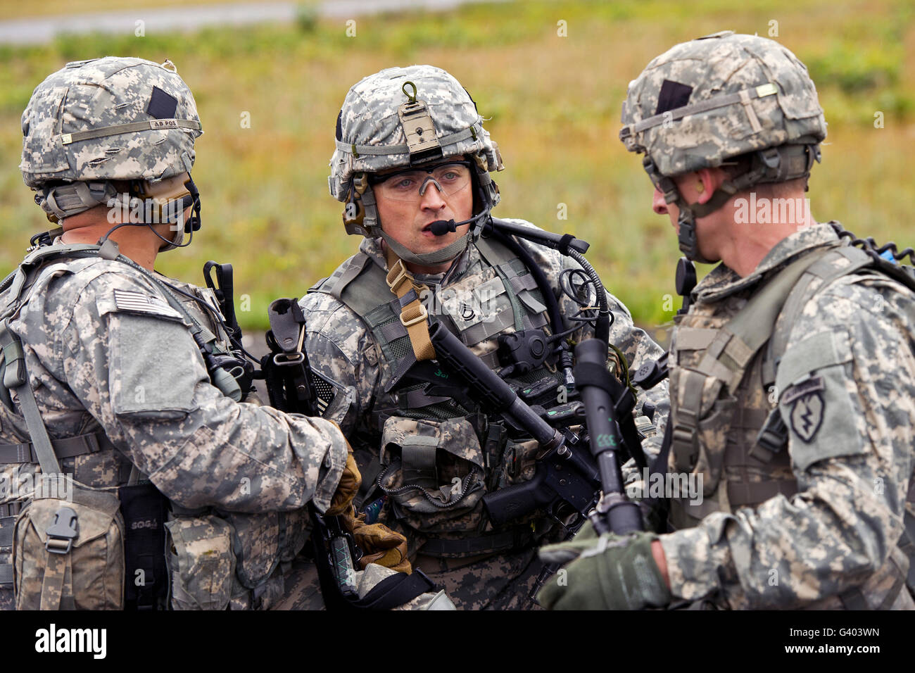 Les soldats de l'armée des États-Unis de discuter d'un plan d'action. Banque D'Images