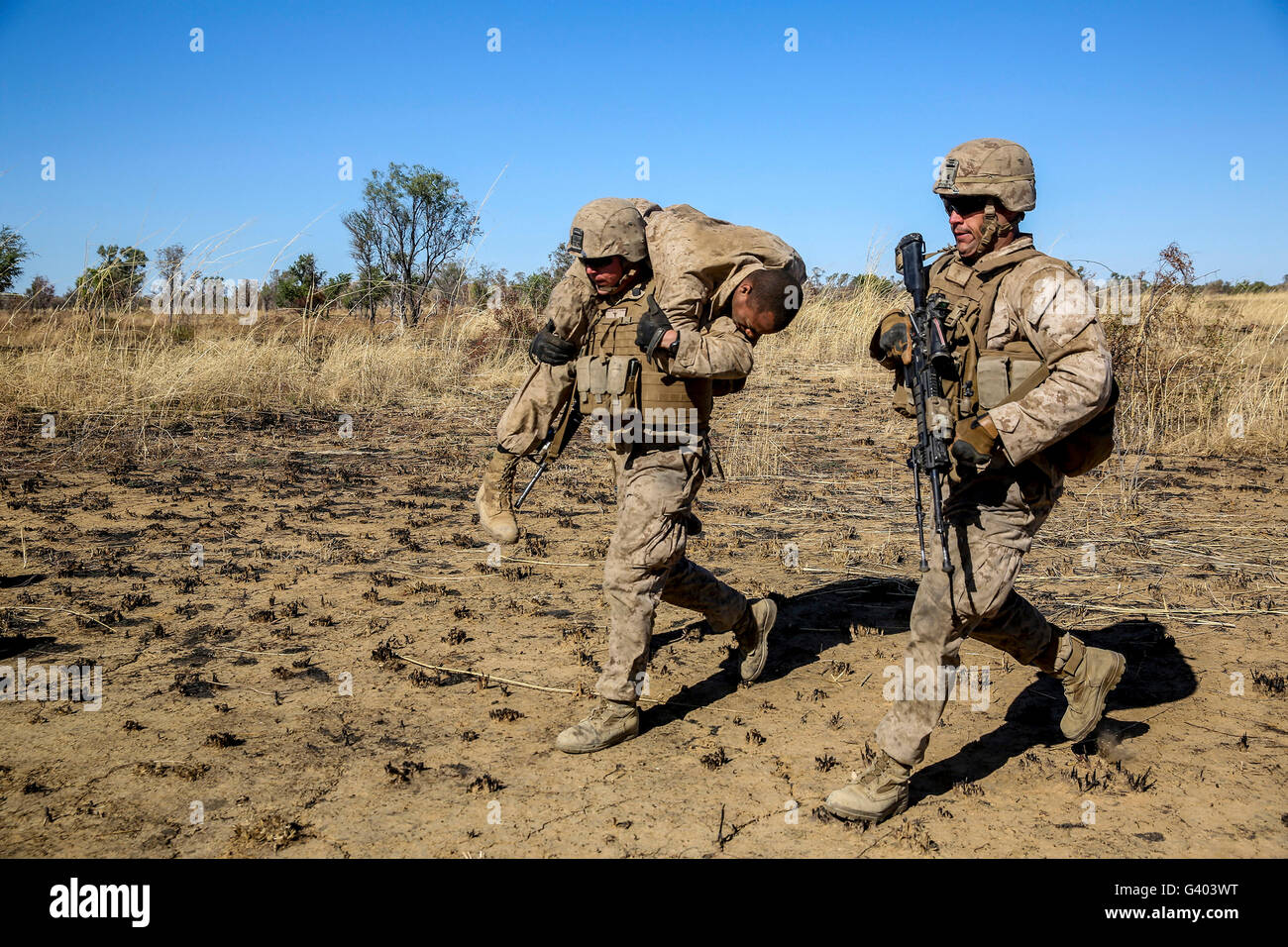 Et les Marines américains Corpsmen effectuer un forage à grand nombre de blessés. Banque D'Images
