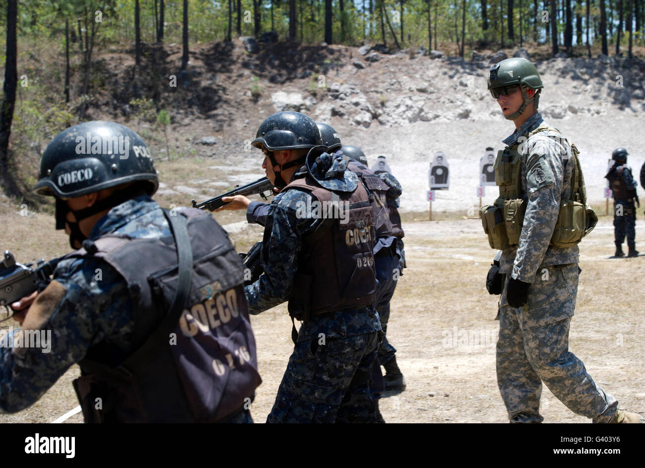 Un Béret Vert promenades avec tigres stagiaires au cours de formation avancée rifle. Banque D'Images