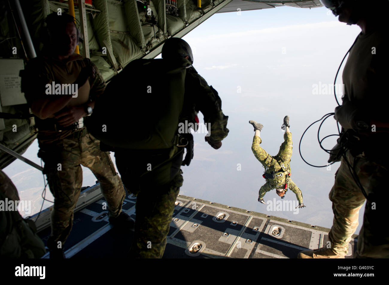 Les cavaliers d'opérations spéciales quitter un C-130 sur la Floride. Banque D'Images