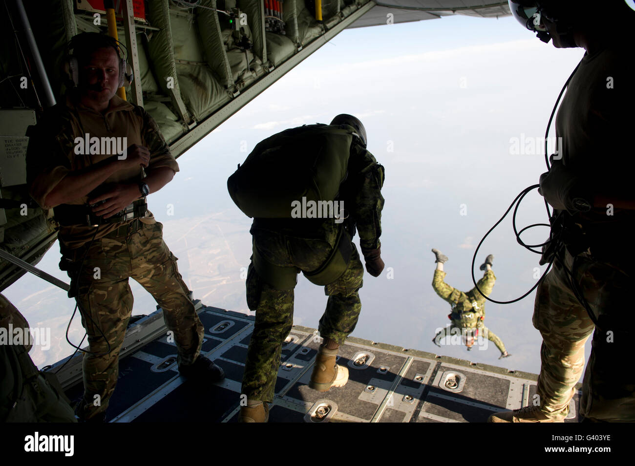 Les cavaliers d'opérations spéciales quitter un C-130 sur la Floride. Banque D'Images