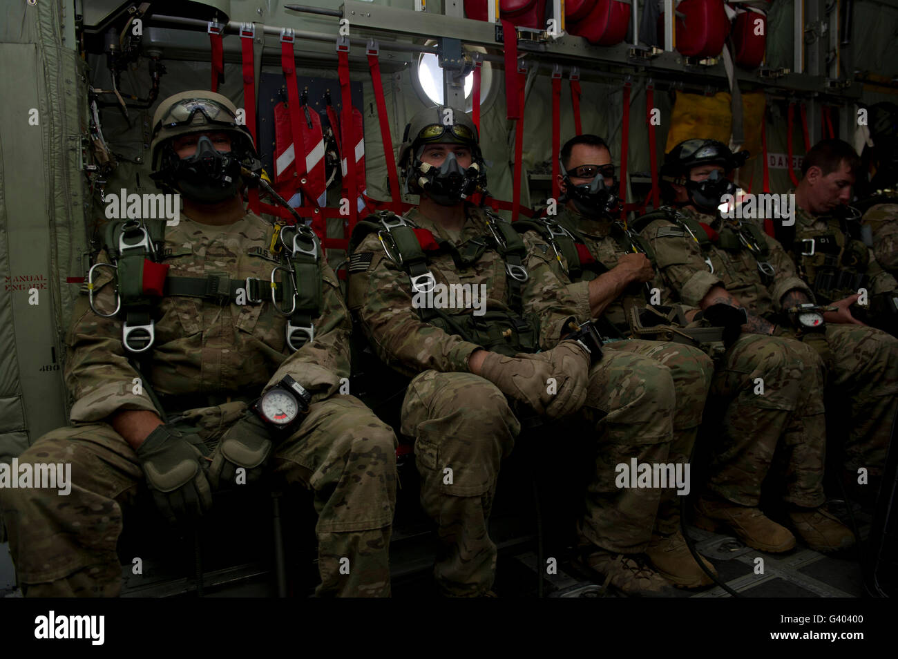 7ème groupe des forces spéciales de bérets verts attendre à bord d'un C-130 pour effectuer des sauts de HALO. Banque D'Images