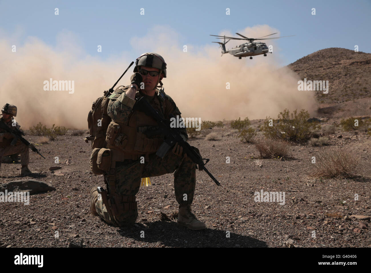 Les soudures sont insérées par un CH-53 Super Stallion pour le champ de bataille. Banque D'Images
