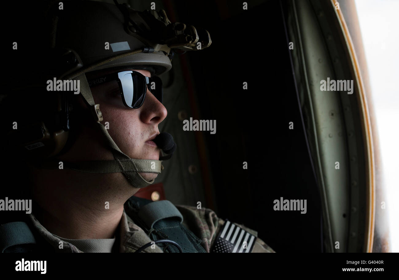 U.S. Air Force l'arrimeur regarde par la fenêtre d'un MC-130J Combattre Shadow II. Banque D'Images