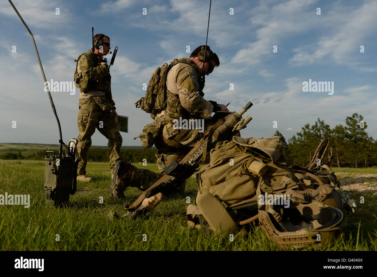 Les contrôleurs de combat de l'US Air Force se préparer la gamme pour une mission de tir réel. Banque D'Images