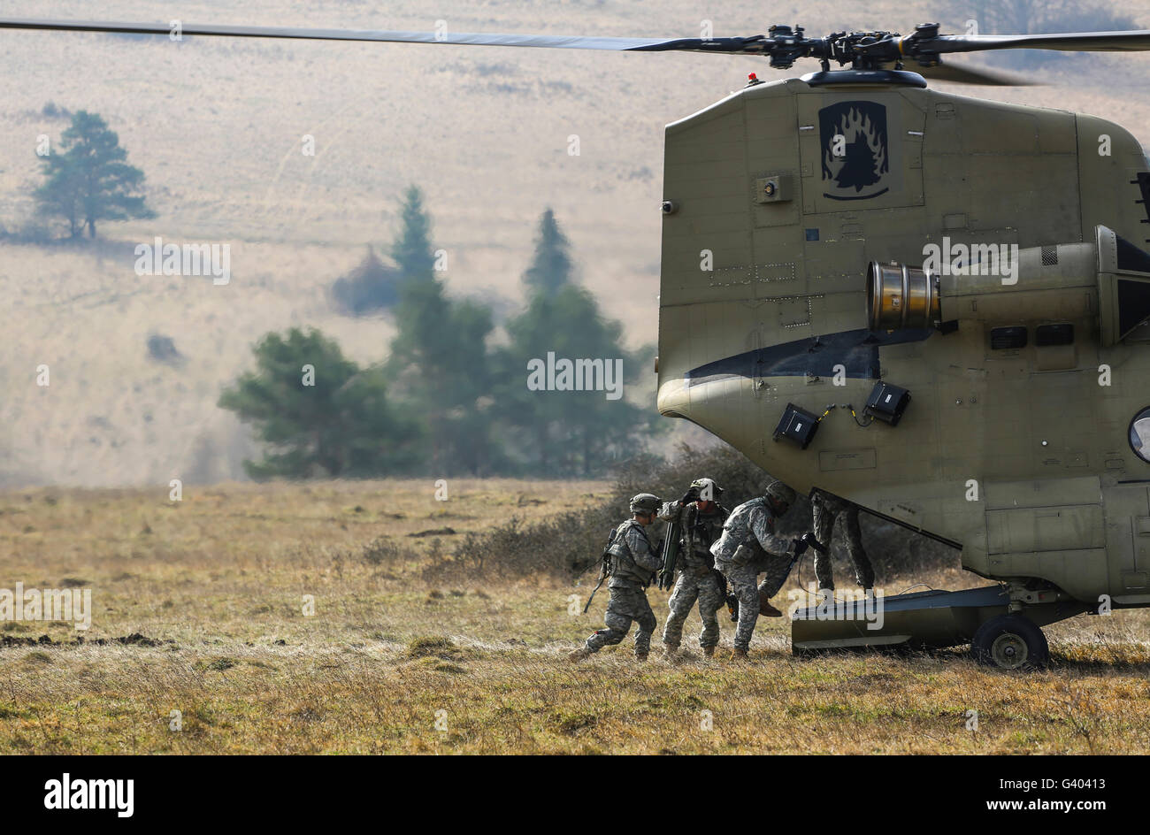 Les soldats de l'Armée américaine à bord d'un hélicoptère CH-47 Chinook. Banque D'Images