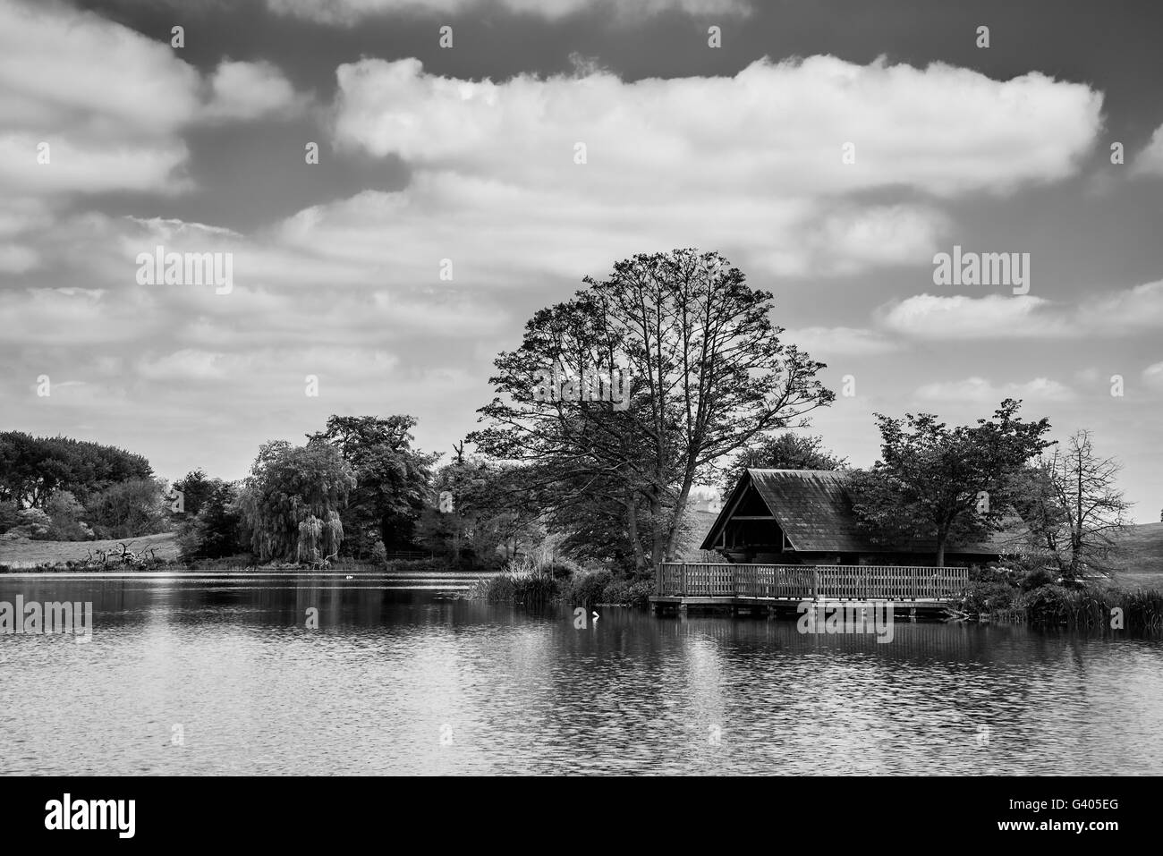 Image paysage noir et blanc d'un hangar à bateaux sur le lac en été Banque D'Images