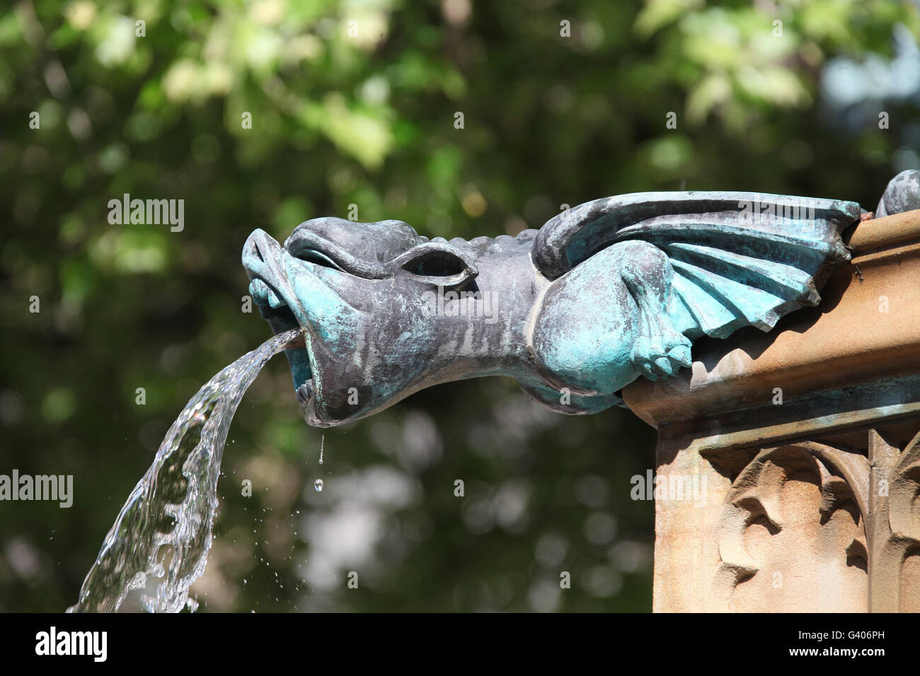 L'eau jaillissant de gargouille sur la fontaine du jubilé de la reine Victoria à Manchester Banque D'Images