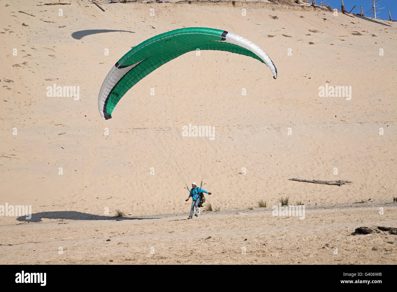 L'atterrissage de parapente sur la Dune du Pyla plage Sud de France Banque D'Images