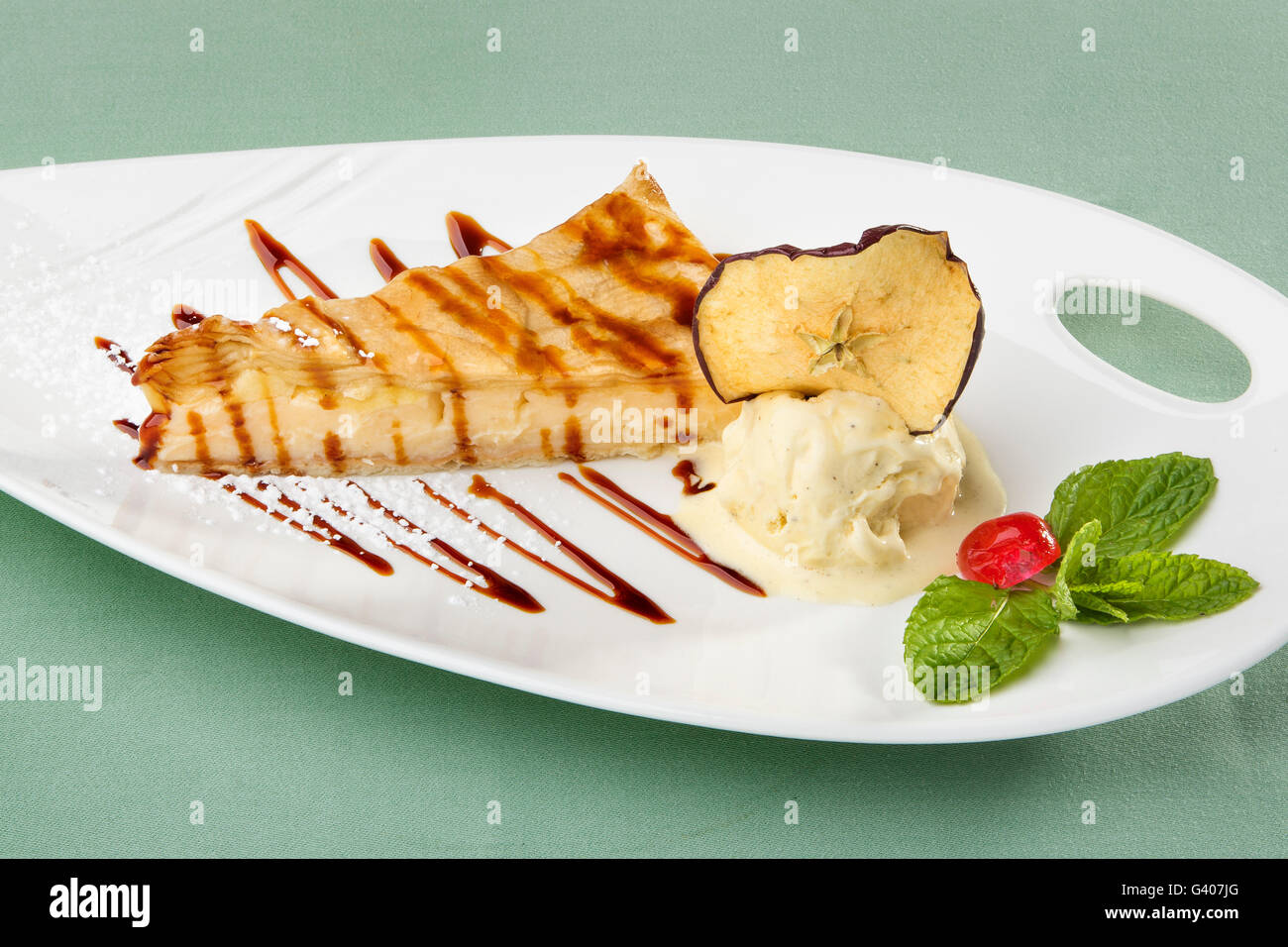 Le Dessert. Gâteau italien. La TORTA DI MELE gâteau aux pommes, glace vanille Banque D'Images