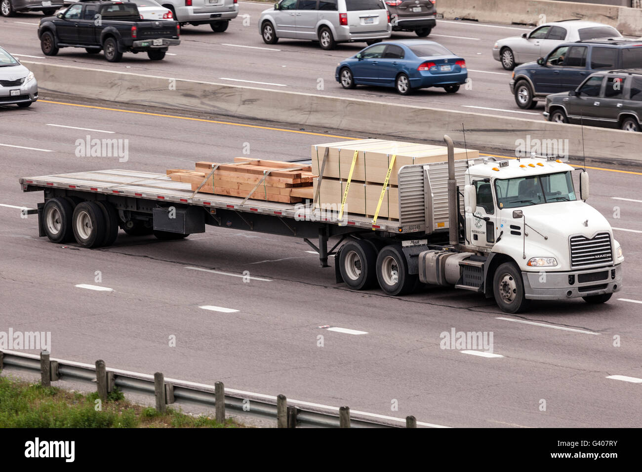 Semi-remorque à plateau camion sur l'autoroute Banque D'Images