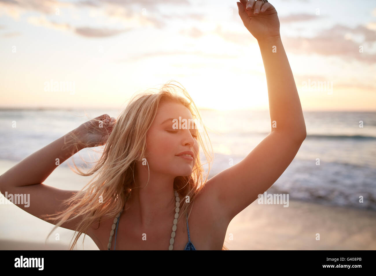 Portrait de jeune femme profitant des vacances d'été. Beau portrait modèle féminin s'amusant sur la plage. Banque D'Images