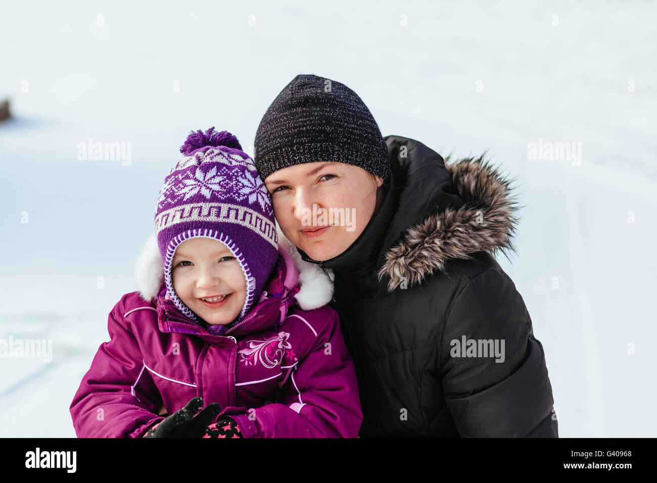 Famille heureuse mère et fille bébé fille jouer rire en hiver en plein air Banque D'Images