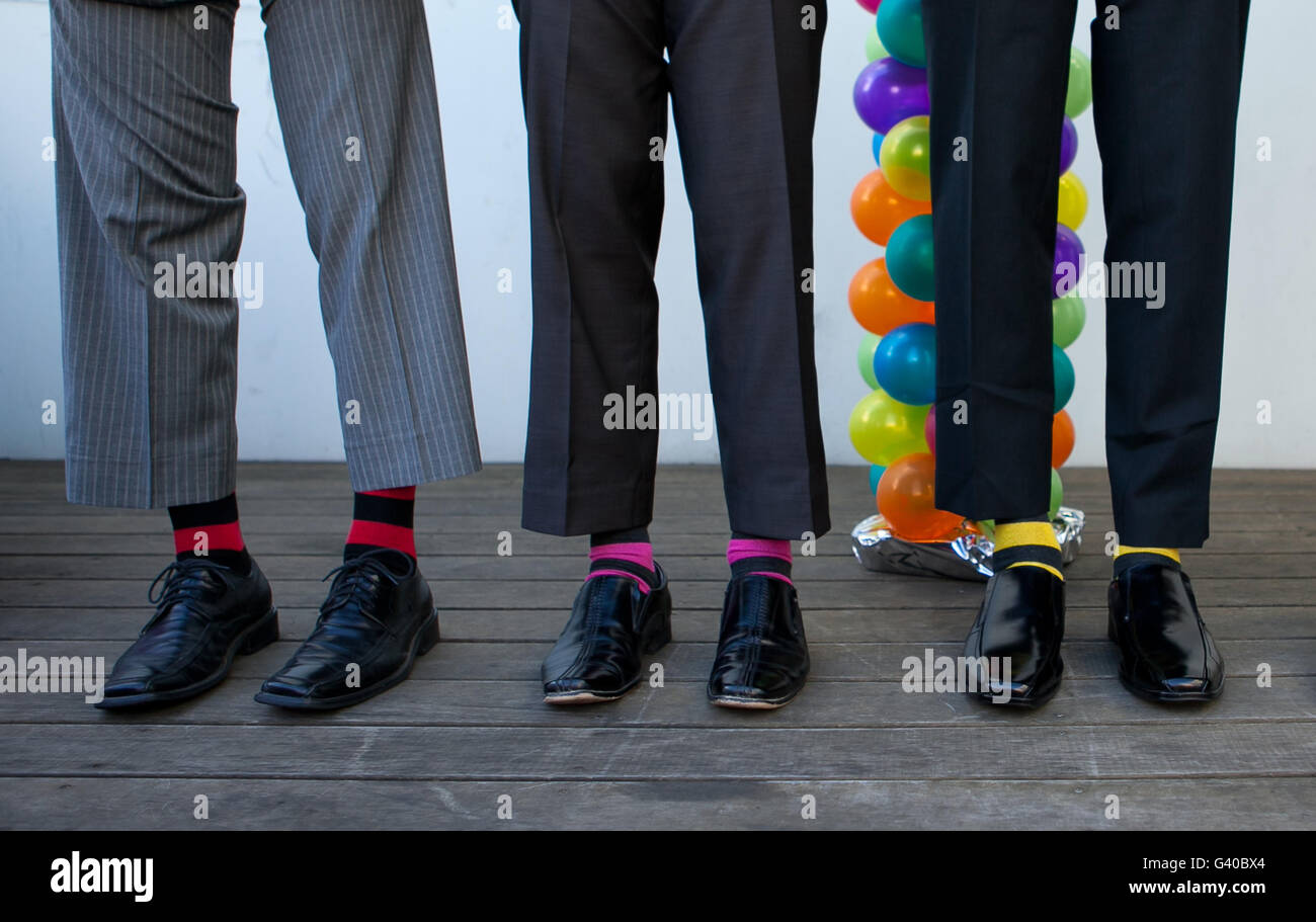 Marié et garçons d'honneur à un mariage avec des chaussettes de couleurs vives Banque D'Images