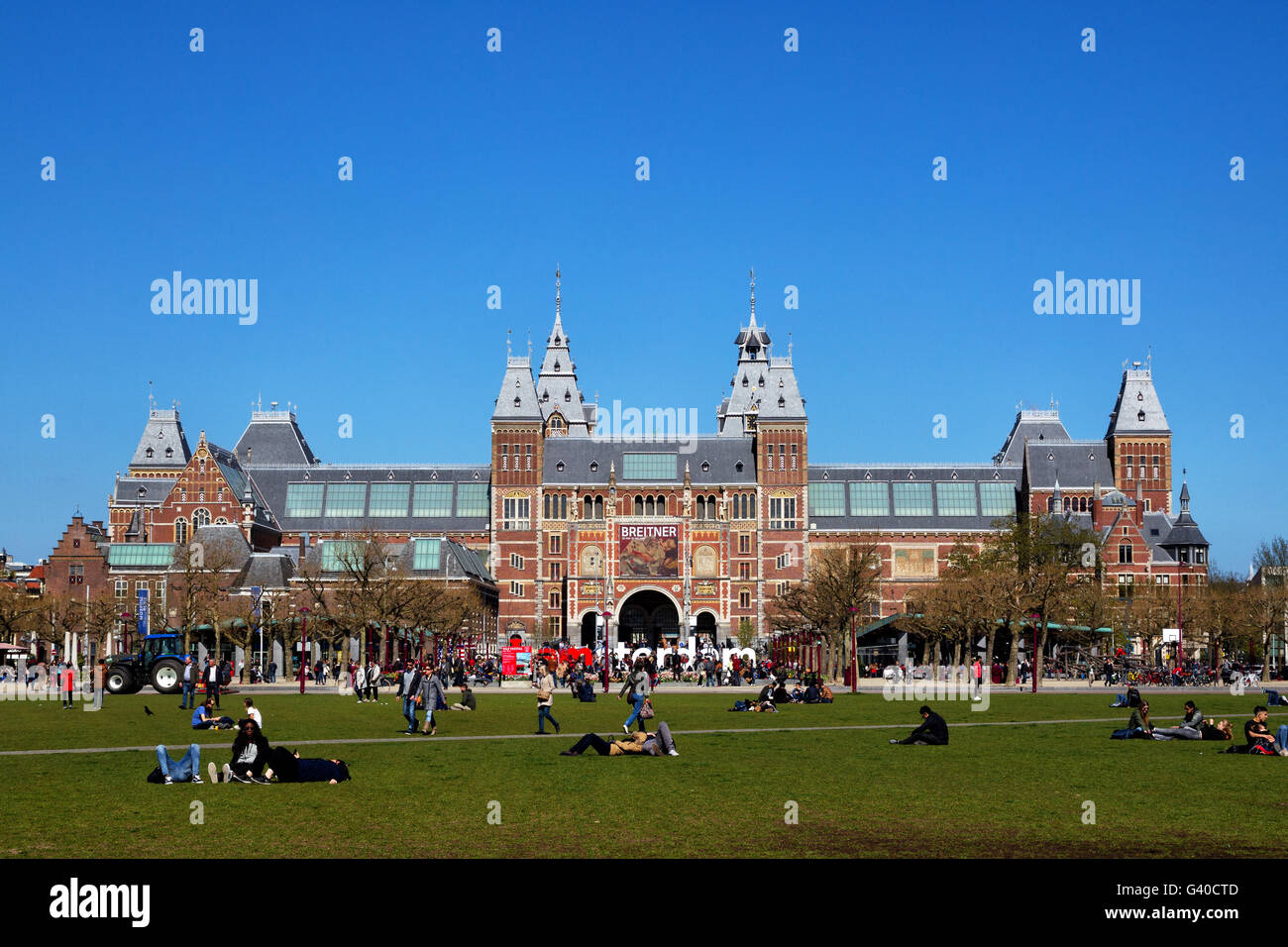 Rijksmuseum et le Museumsplein au centre-ville d'Amsterdam, Pays-Bas au printemps. Banque D'Images