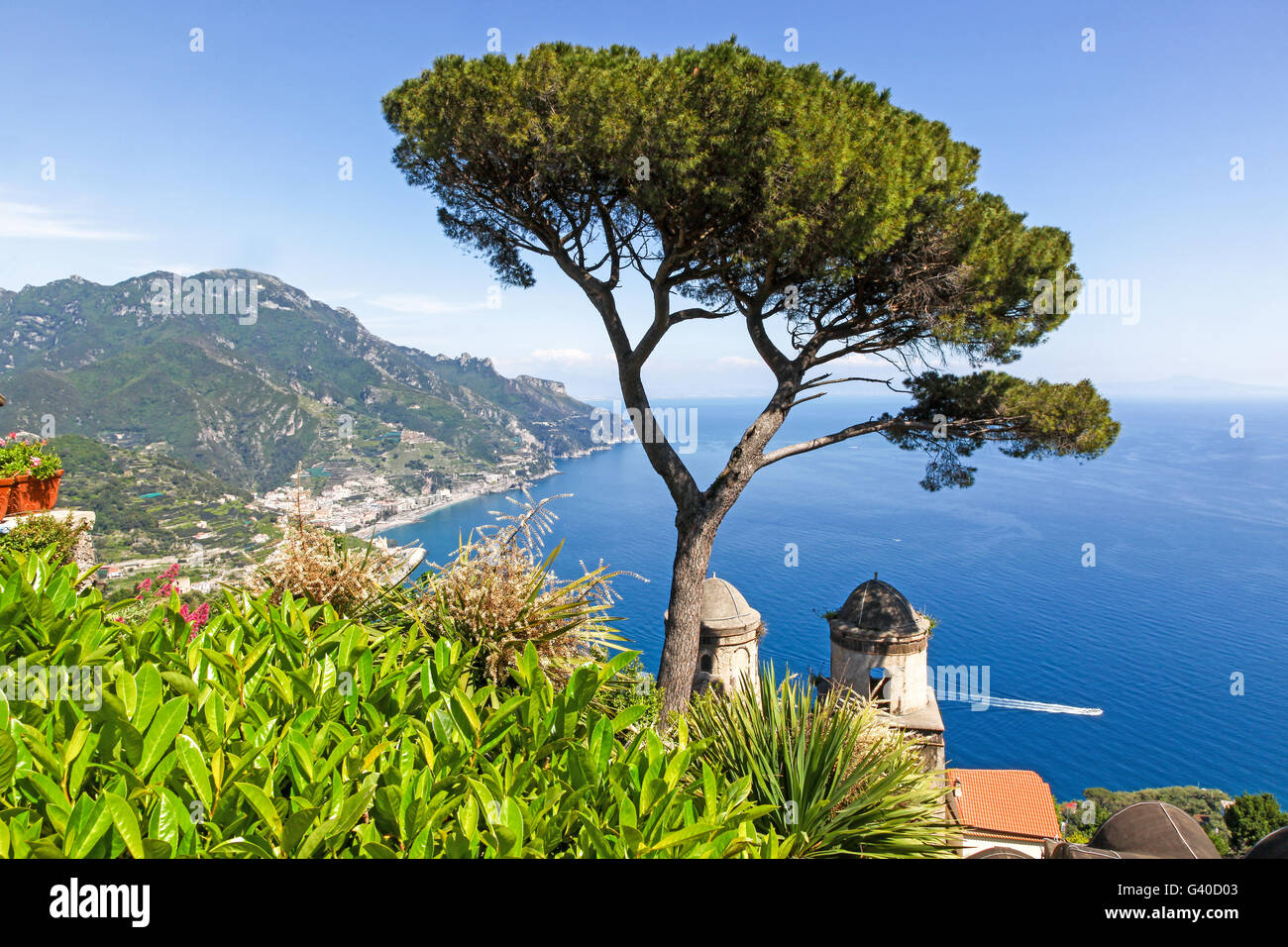 Une vue de la Côte Amalfitaine du jardin jardins à la Villa Rufolo à Ravello Amalfi Coast Italie Europe Banque D'Images