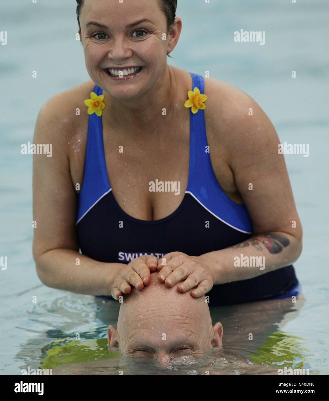 Gail porter et Duncan Goodhew lors du lancement de Swimathon, la plus grande piscine de collecte de fonds au monde, avec plus de 22,000 nageurs participant à travers le Royaume-Uni pour recueillir des fonds pour Marie Curie cancer Care, au centre de loisirs Marshall Street dans le centre de Londres. Banque D'Images