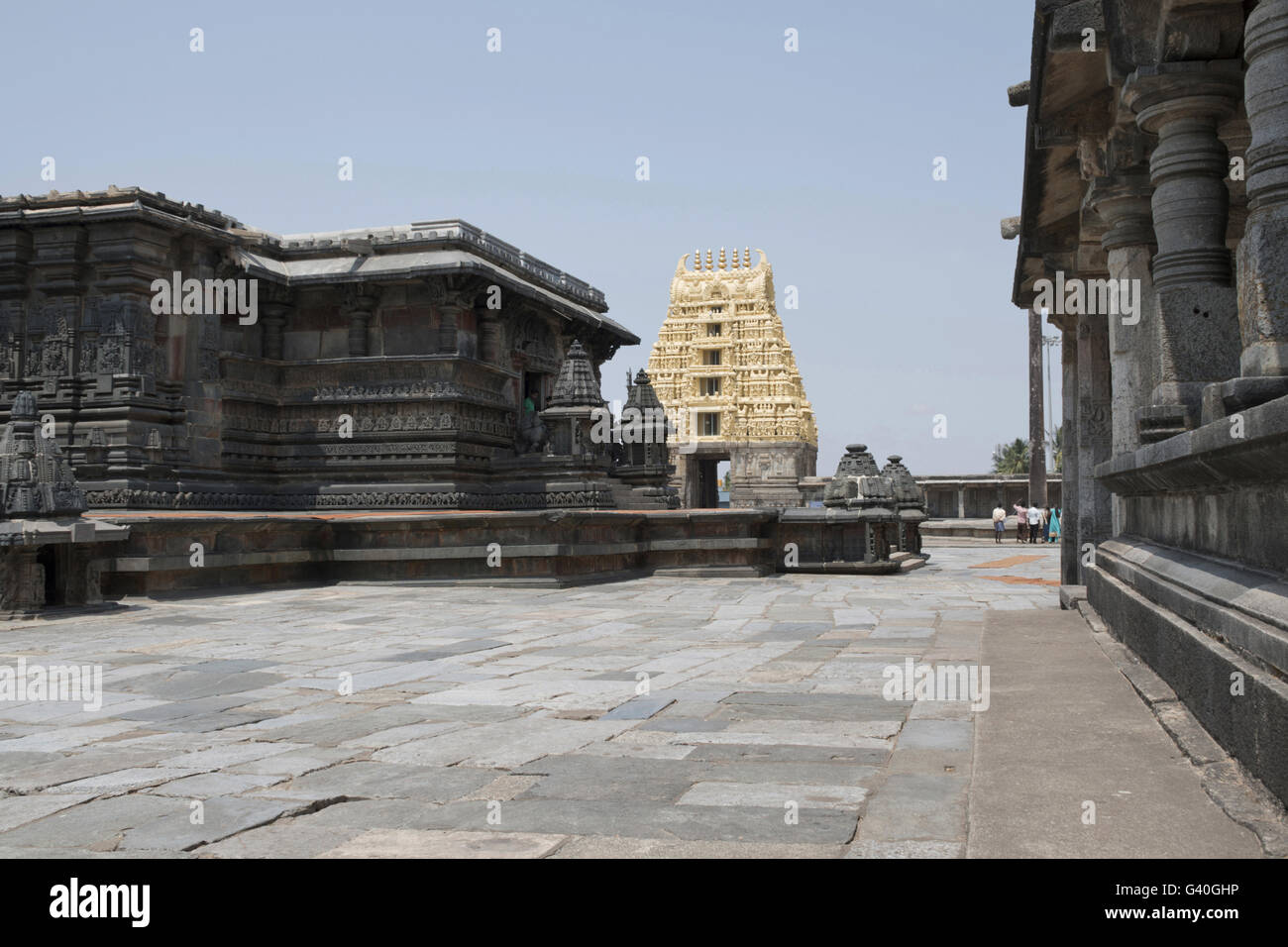 Chennakesava temple sur la gauche, à l'Est dans le centre et le Gopura mandapa du Soumyanayaki temple sur la droite. Vue d'ouest o Banque D'Images