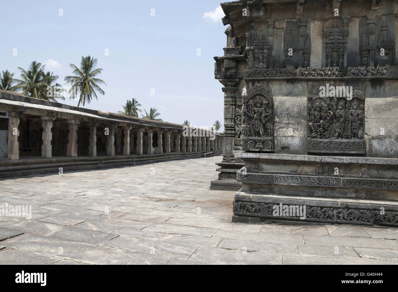 Andal (Ranganayaki) temple temple Chennakeshava mur et sur la cour intérieure. Belur, Karnataka, Inde. Vue depuis l'Ouest. Banque D'Images