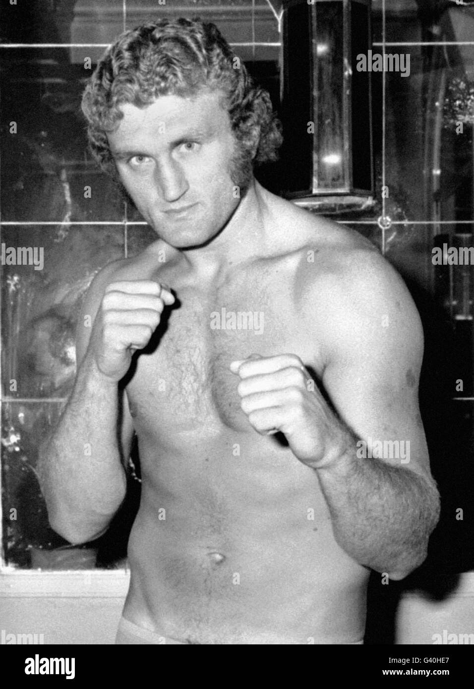 Photo du boxeur Joe Bugner en date du 1974.. Bugner, l'ancien champion britannique de poids lourds, a annoncé qu'il reviendra sur la piste le mois prochain à l'âge de 45 ans. Aujourd'hui grand-père et citoyen australien, l'ancien détenteur de titre britannique et européen affirme qu'il affrontera le champion australien actuel Vince Cervi, 27 ans, sur la Gold Coast le 22 septembre. Voir PA Story BOXING Bugner. Banque D'Images