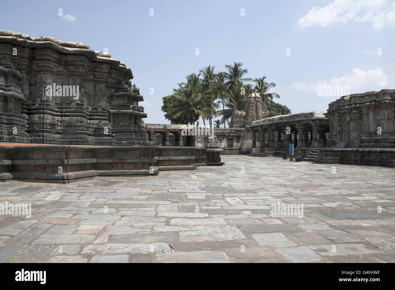 Vue sud-ouest du complexe du temple de Chennakeshava, Belur, Karnataka, Inde. De gauche à droite, le temple de Chennakeshava, Soumyanayaki temple. Banque D'Images