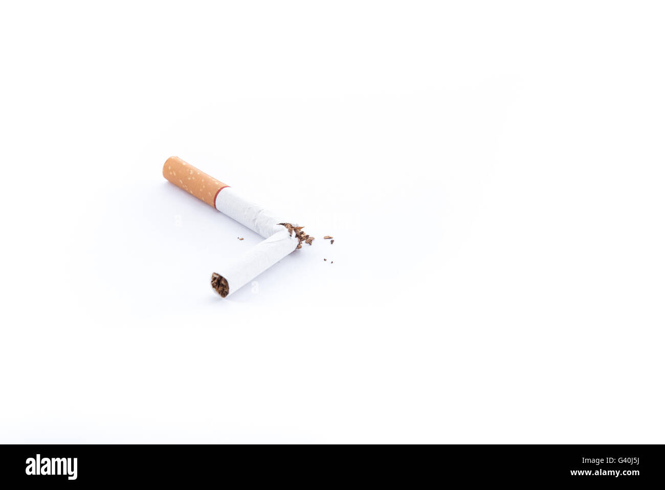 La Journée mondiale sans tabac cigarette cassée,sur un fond blanc Banque D'Images