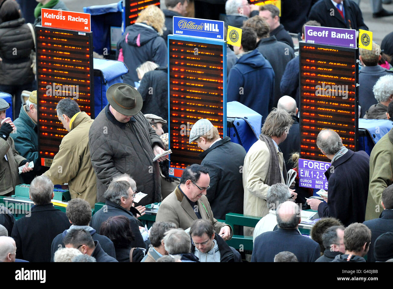 Courses hippiques - William Hill Super Saturday - Kempton Park.Les bookmakers font leur métier car les pilotes se rassemblent autour de placer des Paris Banque D'Images