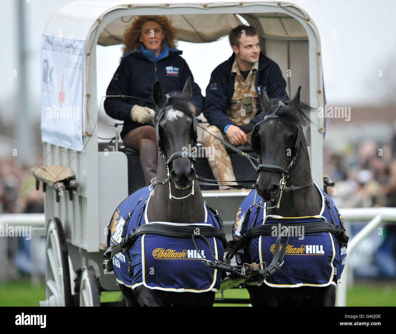 Courses hippiques - William Hill Super Saturday - Kempton Park.Une ambulance médicale à l'ancienne est tirée par deux chevaux portant la marque Willaim Hill Banque D'Images