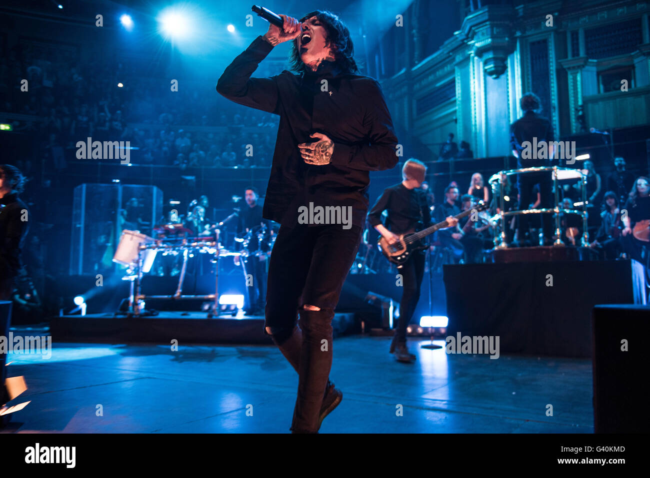 Oliver Sykes de Bring Me The Horizon joue sur la scène du Royal Albert Hall le 22 avril 2016 à Londres, en Angleterre. Banque D'Images