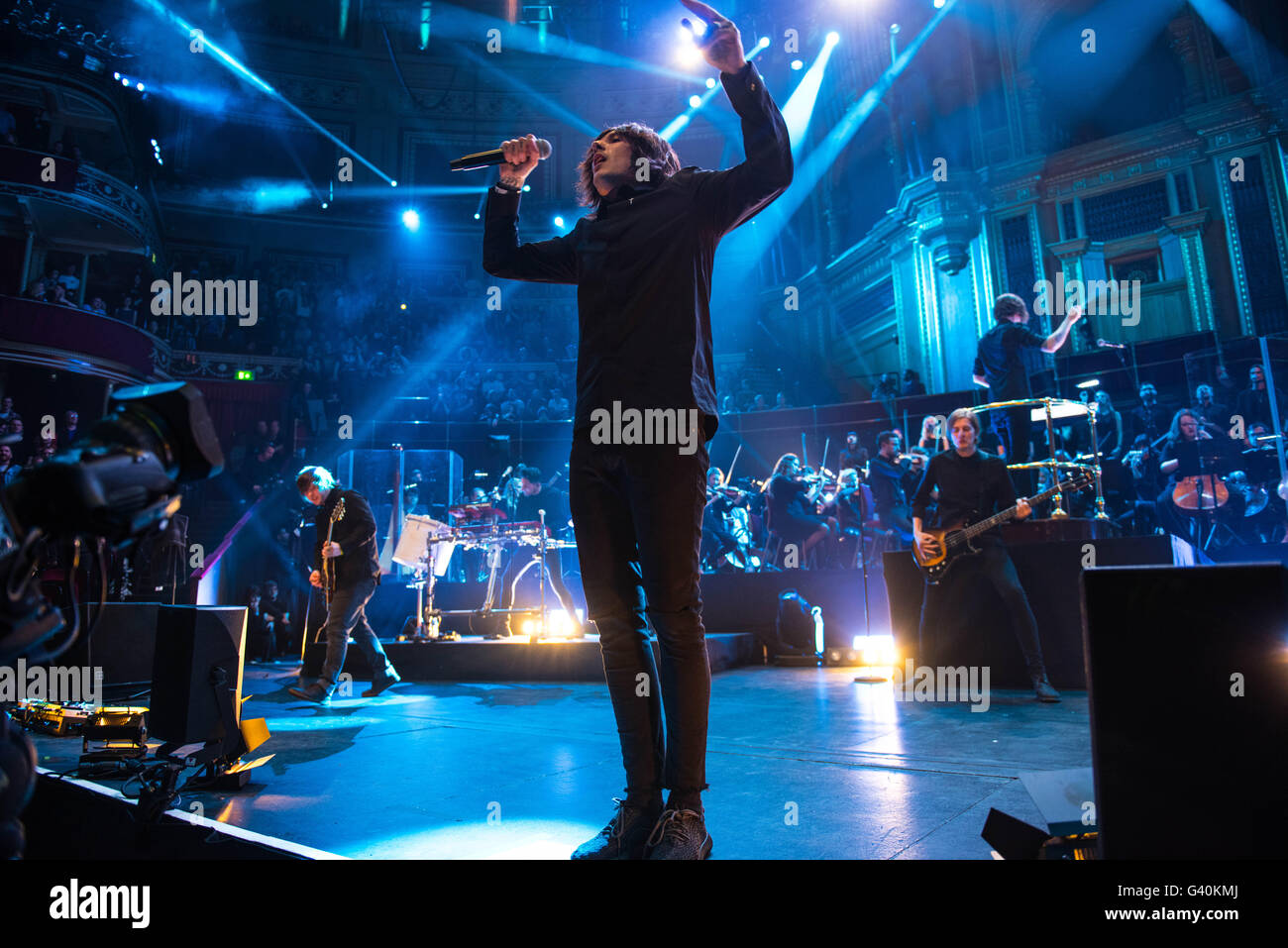 Oliver Sykes de Bring Me The Horizon joue sur la scène du Royal Albert Hall le 22 avril 2016 à Londres, en Angleterre. Banque D'Images