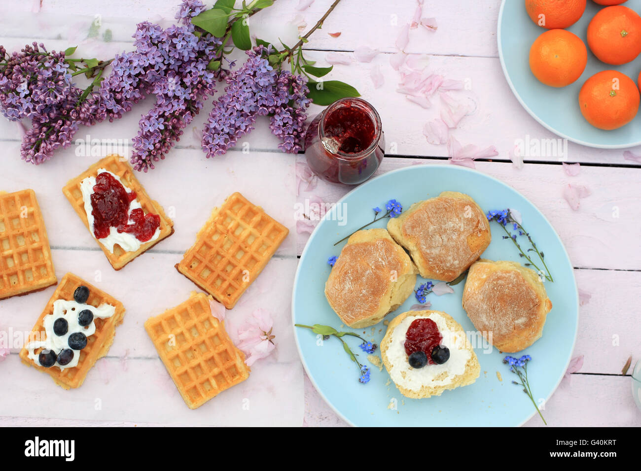Belgique gaufres fraîchement cuits sur la table en bois romantique avec fleurs lilas Banque D'Images