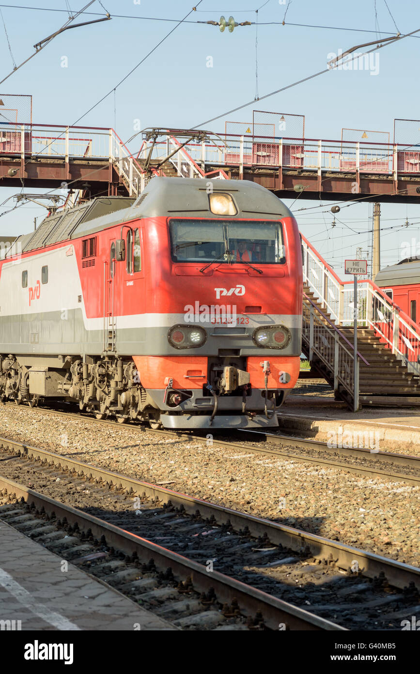 Fédération nationale de chemins de fer Train rouge et la voie à l'été en Russie dans la République du Bachkortostan Banque D'Images