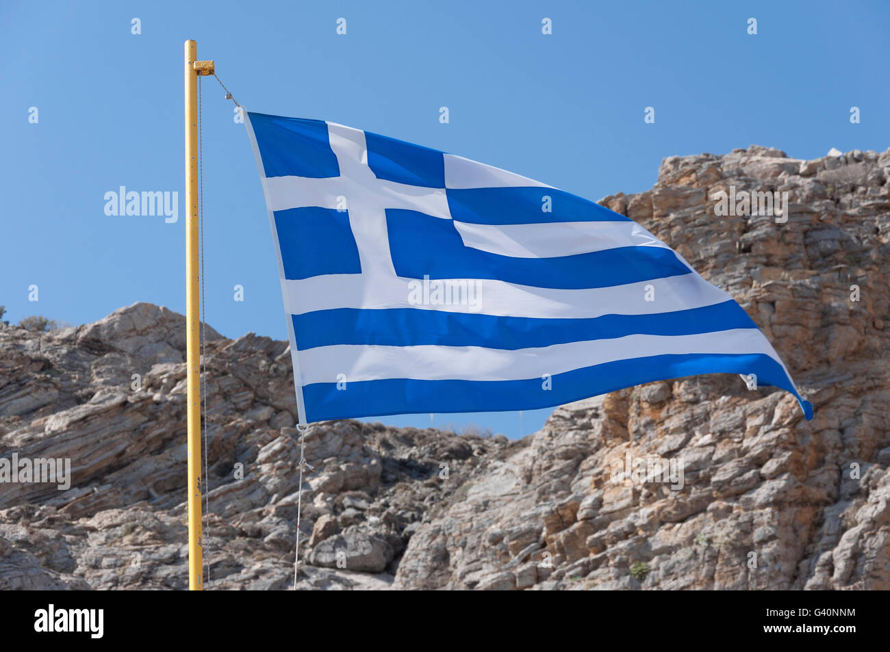 Drapeau grec à Agios Fokas, plage de Therma, Kos (Cos), du Dodécanèse, Grèce, région sud de la Mer Egée Banque D'Images