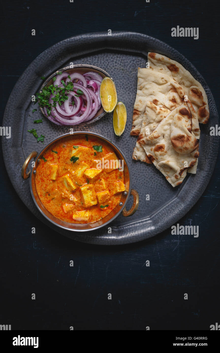 Paneer Butter Masala servi avec salade et Nan Banque D'Images