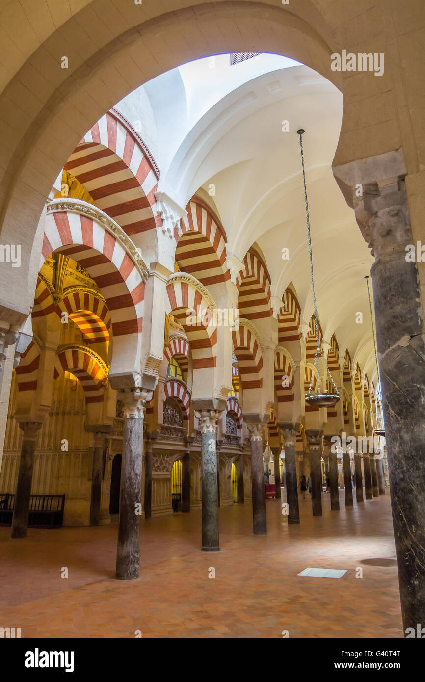 Arcades et colonnes de couleur rouge et blanc de la célèbre mosquée de Cordoue, Espagne Banque D'Images