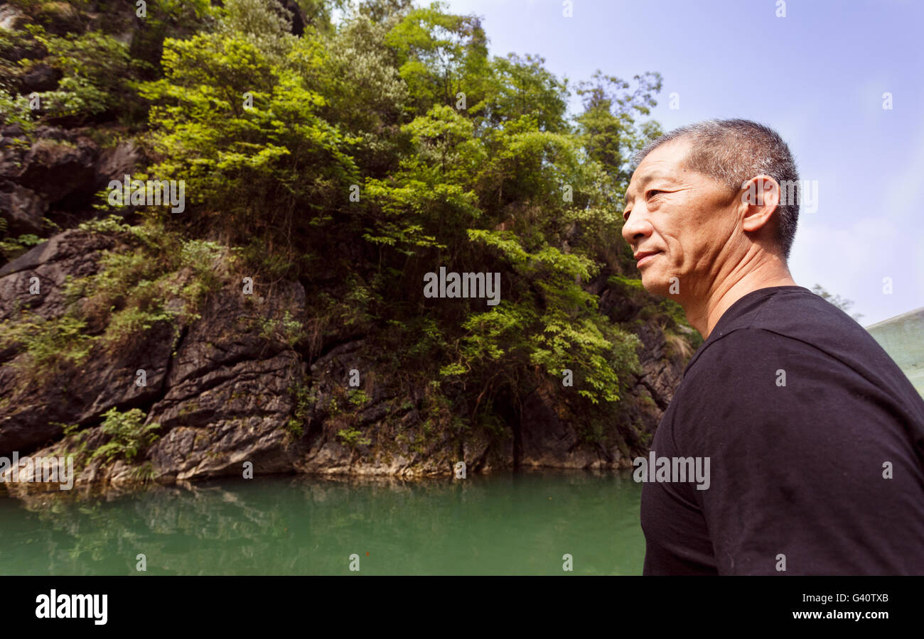 Le buste d'un homme d'âge moyen de l'Asie Banque D'Images