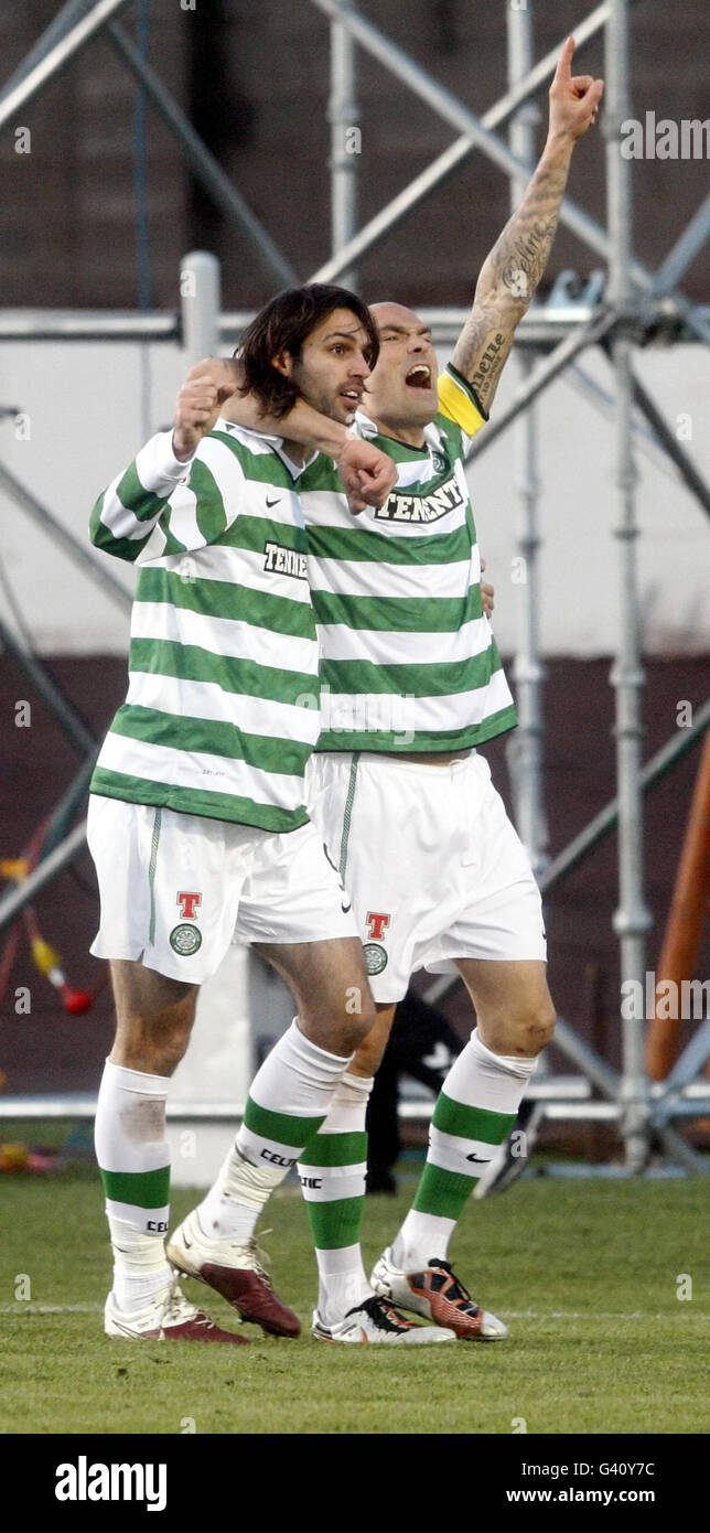 Daniel Majstanovic (à droite) du Celtic célèbre son but avec son coéquipier Georgios Samaras lors du match de la coupe d'Écosse du quatrième tour au parc Shailfield, Berwick. Banque D'Images