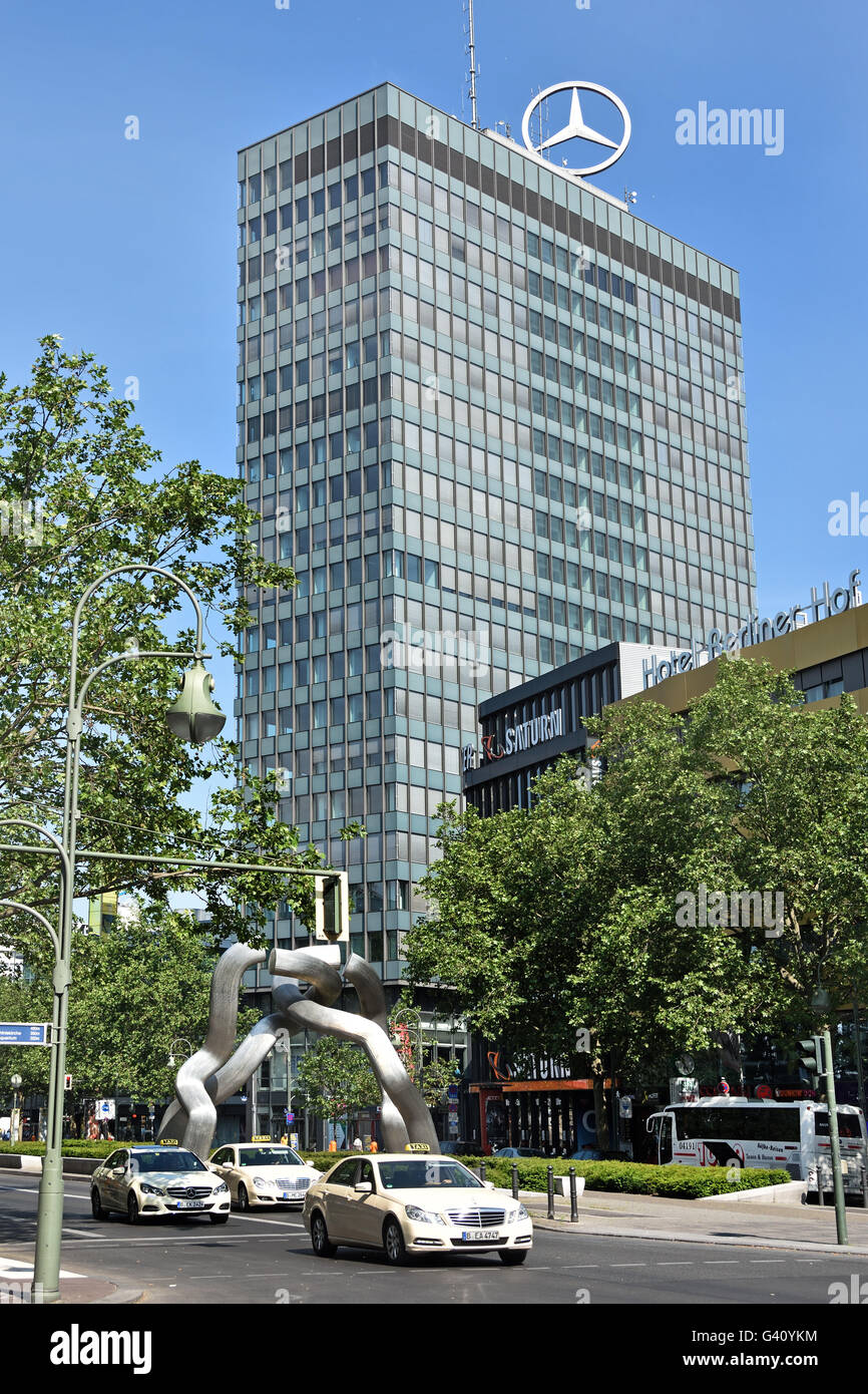 Logo Mercedes Benz sur la construction et la chaîne brisée ( sculpture sculpture sur la réunification de la ville ) Tauentzienstrasse extension de Kurfürstendamm, Berlin Allemagne Banque D'Images