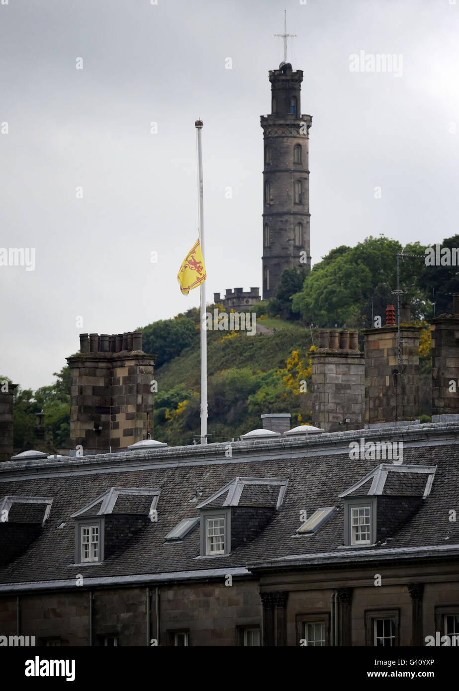 Un drapeau en berne au-dessus du palais de Holyroodhouse à Edimbourg, député travailliste après Jo Cox a été poignardé à mort dans la rue à l'extérieur de sa circonscription dans la chirurgie conseils Birstall, West Yorkshire. Banque D'Images