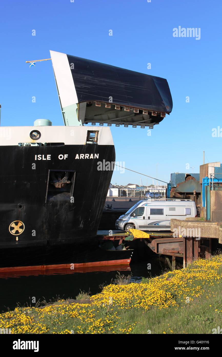 Chargement de camping-car par le bow porte de ferry, l'île d'Arran, Caledonian MacBrayne exploité par à Ardrossan, Ecosse Banque D'Images