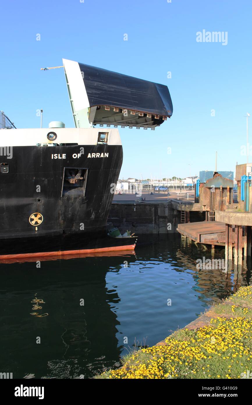 La fermeture de porte d'étrave ferry, l'île d'Arran, Caledonian MacBrayne exploité par à Ardrossan, Ecosse quand il quitte la rampe de chargement. Banque D'Images