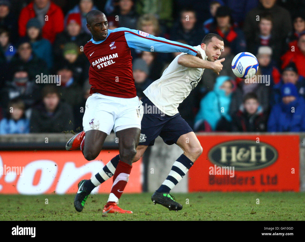 Soccer - FA Cup - troisième tour - Scunthorpe United v Everton - Glanford Park.Jonathan forte de Scunthorpe United (à gauche) et Johnny Heitinga (à droite) d'Everton se battent pour le ballon Banque D'Images