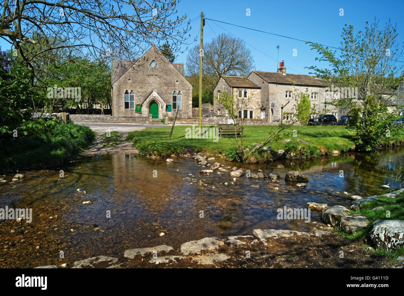 Royaume-Uni, North Yorkshire, Malham, Malham Beck, Village et Chapelle méthodiste. Banque D'Images