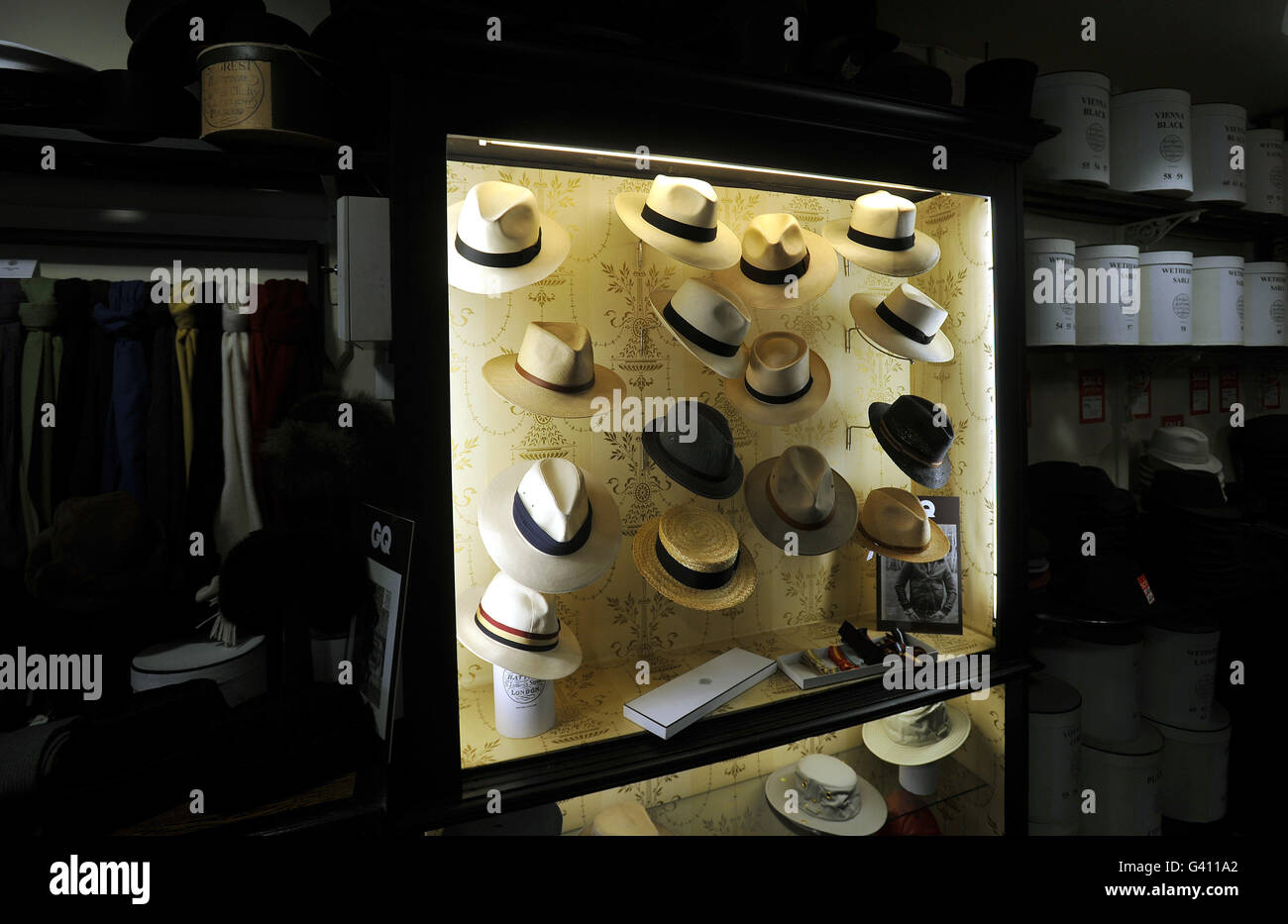 Un stand d'exposition dans la boutique Lock & Co Hatmakers, dans le centre de St James's St Londres. Banque D'Images
