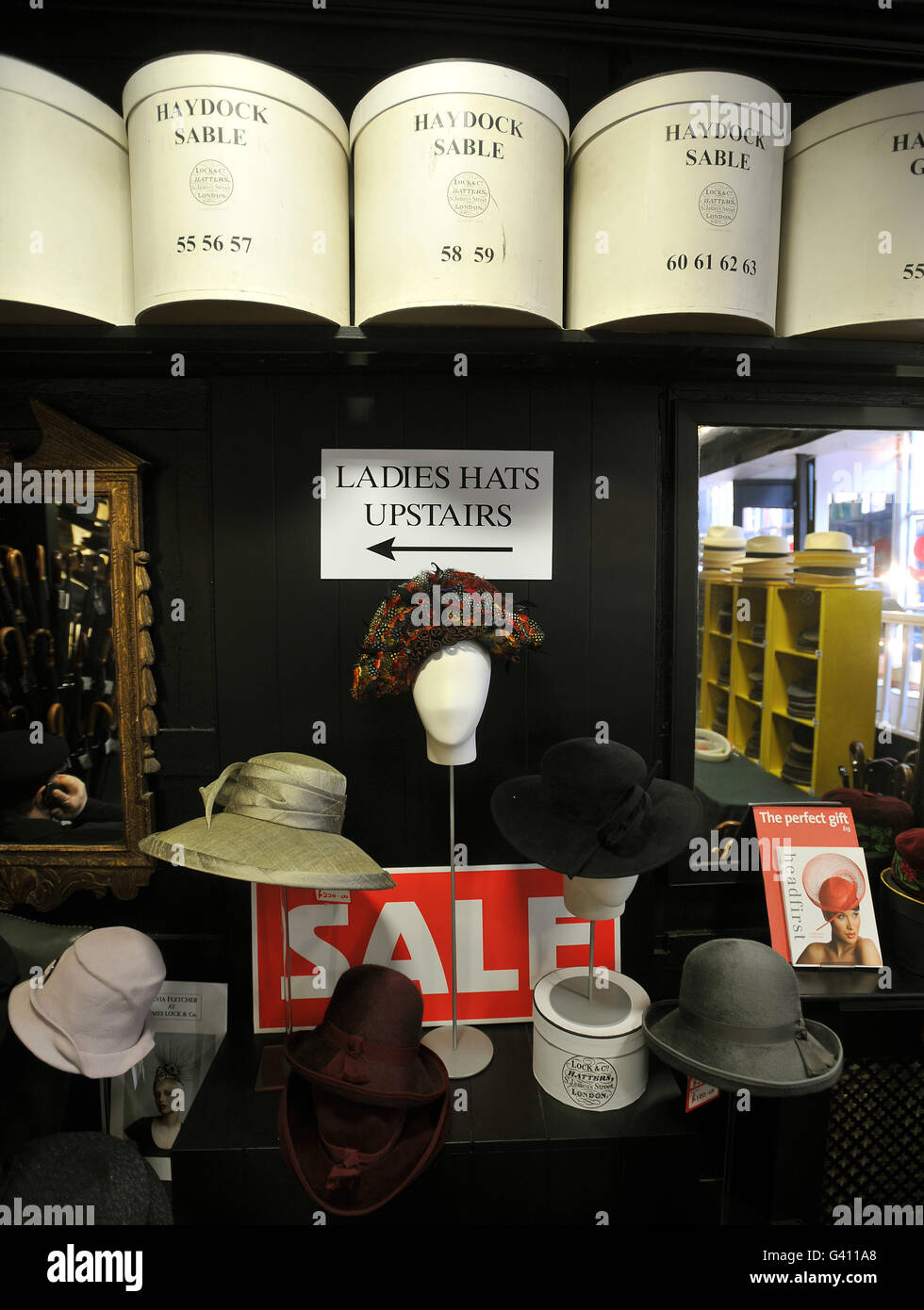 Un stand de chapeau dans la boutique Lock & Co Hatmakers, à St James's St centre de Londres. Banque D'Images